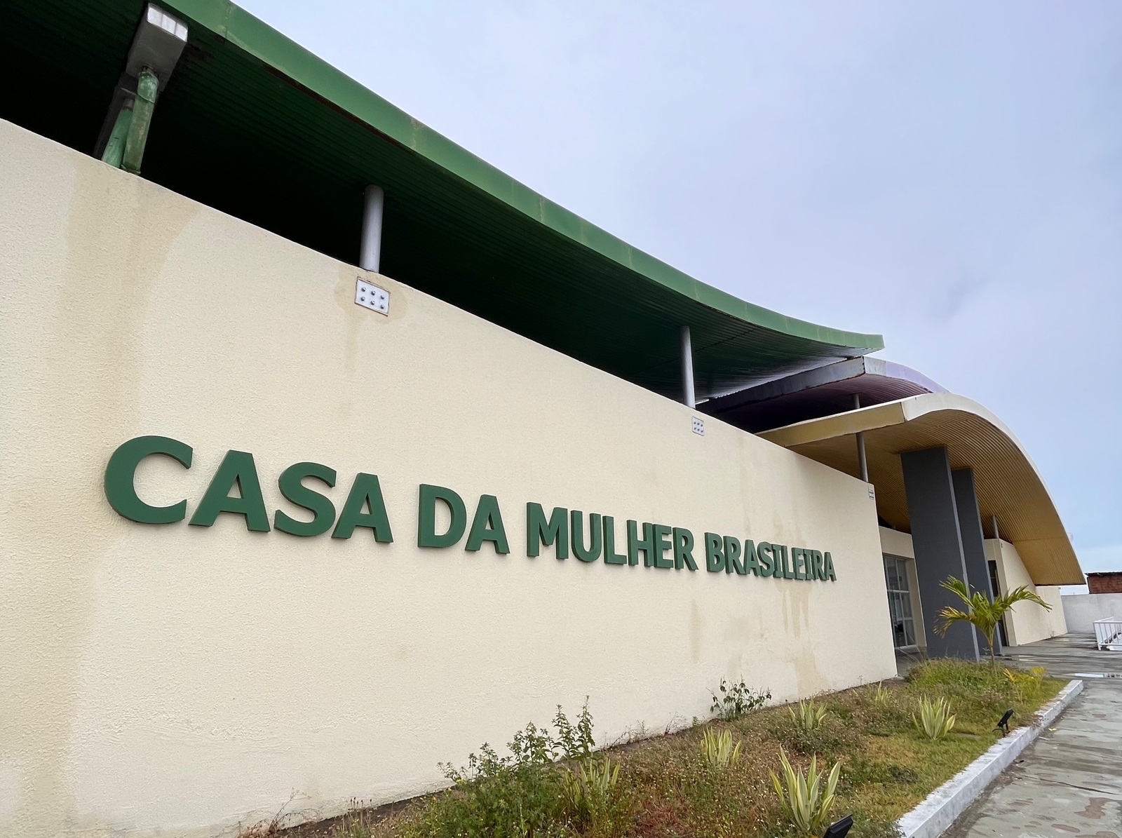 Daiana Gouveia Sousa, de 33 anos, e o filho de 12 anos foram esfaqueados em casa, em São Luís; polícia procura o ex-companheiro suspeito do crime.