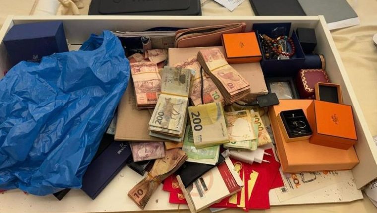 Polícia Federal cumpre mandados em Belém (PA) durante a Operação Underbill, que investiga fraudes em importações da China.