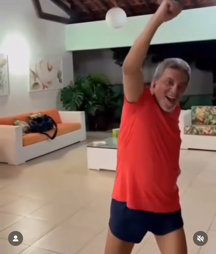 Ex-prefeito Tadeu Palácio surpreende ao aparecer dançando e conquista simpatia nas redes sociais