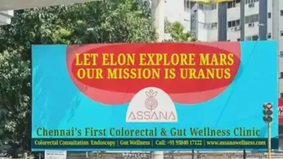 Outdoor de clínica na Índia viraliza com piada sobre Elon Musk e saúde intestinal