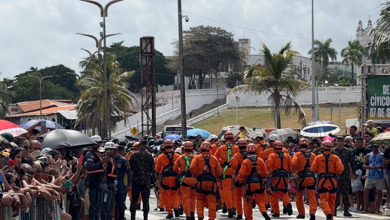 “Patriotismo na Avenida Beira-Mar: milhares acompanham desfile cívico-militar em São Luís no Dia da Independência.”