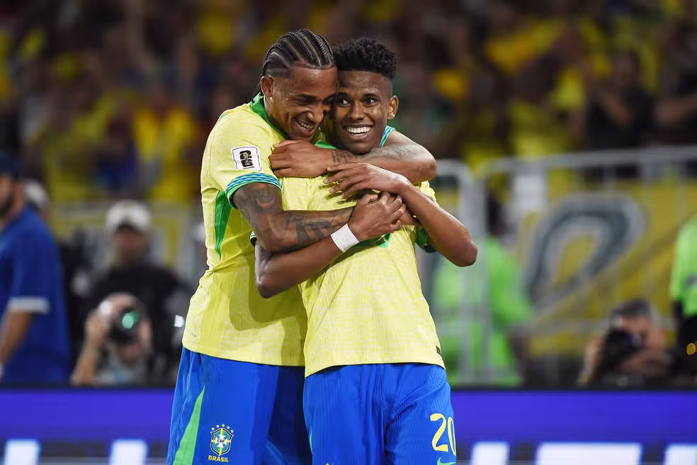João Pedro e Estêvão comemoram gol do Brasil contra o Chile — Foto: André Durão